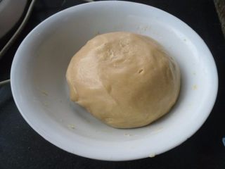 7、五仁月饼, 和成柔软光滑的面团。不可以过度揉面，成团即可 