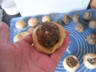 12、五仁月饼, 取一块面团按扁，放入五仁馅 