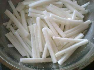 2、自制(爽口咸萝卜条),切长条儿放入容器中，加适量盐拌匀；