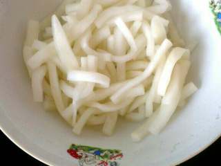 4、自制(爽口咸萝卜条),取出萝卜条儿冲洗挤干水分，放入容器中；(取出后先品尝下，如果味道适中不是很咸的话，无需用水冲洗)