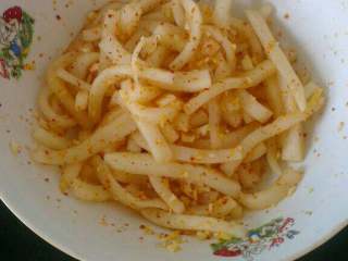 7、自制(爽口咸萝卜条),再加少许鸡精和糖   白醋如图搅拌均匀，再次封上保鲜膜放入冰箱冷藏发酵3个小时以上；