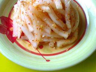 8、自制(爽口咸萝卜条),取出装盘即可食用^O^