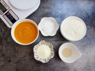 1、奶香小星星南瓜馒头,首先准备好食材:南瓜泥250克(这个南瓜泥比较稠)、面粉350克、酵母3克、奶粉15克、白糖20克