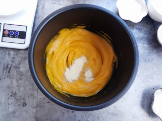 4、奶香小星星南瓜馒头,等到南瓜泥不烫手时放入酵母融化