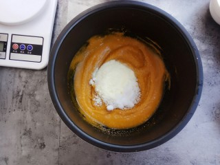 5、奶香小星星南瓜馒头,再放入奶粉和白糖搅拌均匀