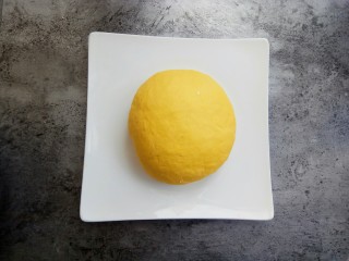 7、奶香小星星南瓜馒头,再和成面团,和面三原则:面光、手光、盆光