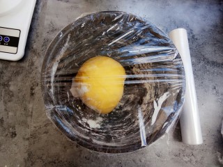 8、奶香小星星南瓜馒头,和好的面团放入盆中盖上保鲜膜