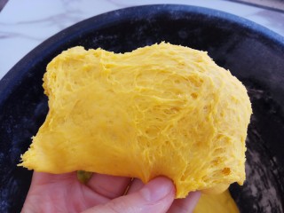 11、奶香小星星南瓜馒头,发酵好的面团是原来的2倍大小,呈蜂窝状