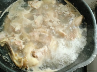 5、海带鸭子汤,开后撇去浮沫