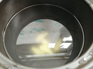 9、海带鸭子汤,砂锅放入水放入姜片煮开