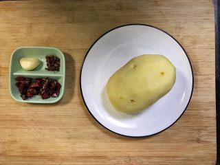 1、超满足便当（16）,土豆去皮 准备好干辣椒段 花椒 蒜瓣