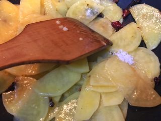 24、超满足便当（16）,加盐 翻炒 炒匀之后 可以加少许水