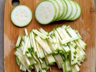 1、西葫芦早餐饼,西葫芦先切成片，再切成丝。