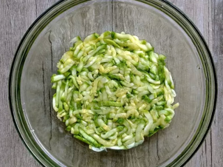 3、西葫芦早餐饼,反复多次挤一挤排掉水分。用纱布袋包起来挤效果更佳，然而我并没有这东东。