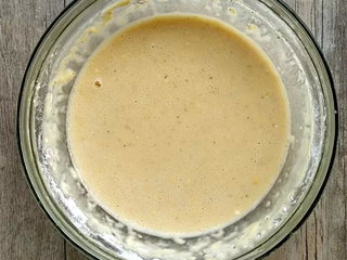 5、西葫芦早餐饼,缓缓加入清水，一边搅拌，最后拌成合适的浓稠度。