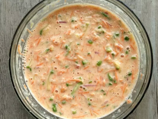 7、西葫芦早餐饼,继续搅拌均匀，如果很稠的话，也可以再加点水。