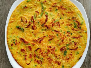 10、西葫芦早餐饼,圆圆的形状，金黄的色泽，很漂亮。这是其中的一份西葫芦蛋饼。