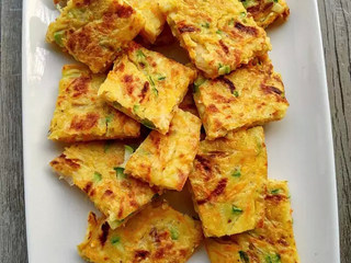 11、西葫芦早餐饼,切成小方块，蘸着酱吃，口味很不错。当然也可以蘸着番茄酱吃，或者其他你喜欢的酱料。这份西葫芦蛋饼包括了主食、蛋白、蔬菜，再配上一杯牛奶和一把坚果，就是一顿很美好的营养早餐啦！