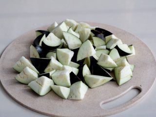 3、『土豆茄子煲』,茄子洗净滚刀切成小块；