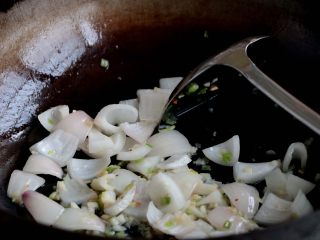 10、『土豆茄子煲』,倒入洋葱翻炒至变色