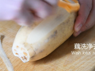 1、这样的洋葱莲藕你吃过嘛——莲花洋葱,藕洗净去皮