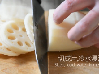 2、这样的洋葱莲藕你吃过嘛——莲花洋葱,切成片，冷水浸泡