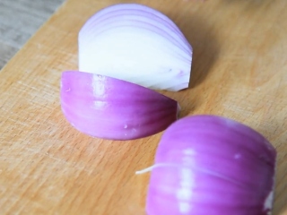 3、这样的洋葱莲藕你吃过嘛——莲花洋葱,洋葱切成8瓣