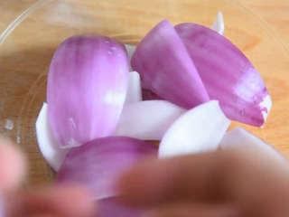 4、这样的洋葱莲藕你吃过嘛——莲花洋葱,洋葱分小瓣撕开