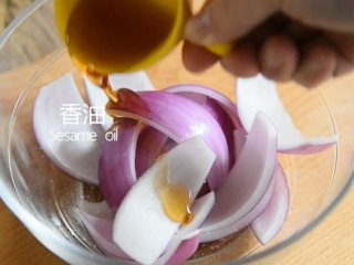 5、这样的洋葱莲藕你吃过嘛——莲花洋葱,倒入适量的盐、香油调味