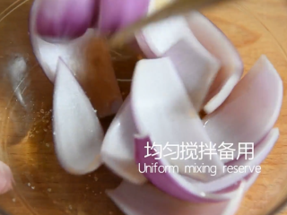 6、这样的洋葱莲藕你吃过嘛——莲花洋葱,均匀搅拌备用