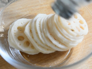 7、这样的洋葱莲藕你吃过嘛——莲花洋葱,藕沥干水分放入适量的盐、香油，拌匀备用