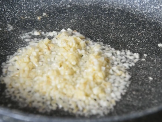 9、这样的洋葱莲藕你吃过嘛——莲花洋葱,炒香蒜末备用