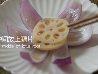 11、这样的洋葱莲藕你吃过嘛——莲花洋葱,中间放上藕片