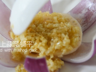 12、这样的洋葱莲藕你吃过嘛——莲花洋葱,淋上蒜泥，铺平