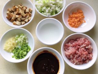 1、酱盖面,准备好食材：豆干、蒲子、胡萝卜切成丁，小葱切段、留葱白，切好蒜末，拌好酱汁