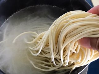 2、酱盖面,把面放进开水里k加盖煮开