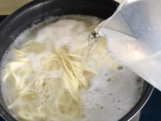 3、酱盖面,水开后加冷水加盖