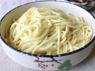 5、酱盖面,捞出备用