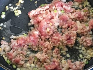 8、酱盖面,放肉末翻炒