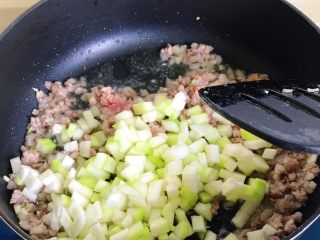 9、酱盖面,放蒲子丁