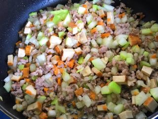 10、酱盖面,放入豆干、胡萝卜丁翻炒