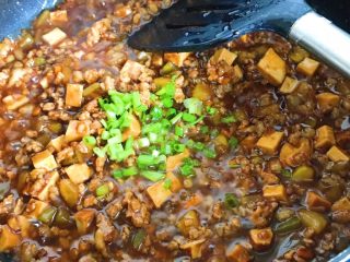 13、酱盖面,倒入芡汁、撒葱花，太香了……一边炒一边咽口水