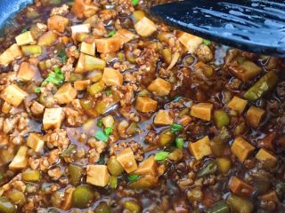 14、酱盖面,关火，美味可口的的酱料就完成咯……