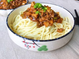 16、酱盖面,把酱淋到面里，哇......是不是很有食欲啊