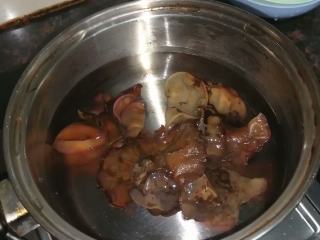 2、家常炒饭,木耳焯水2分钟