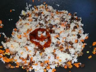 8、家常炒饭,加入盐和蚝油调味，炒匀