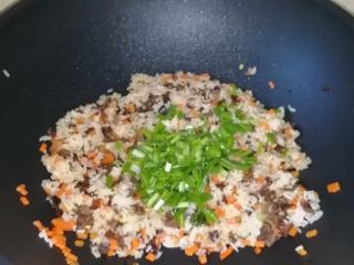 9、家常炒饭,加入葱花增香