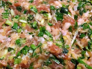 2、冬至美食+韭菜猪肉锅贴,放入韭菜拌匀再放入盐搅拌入味（盐一定要最后放否则韭菜下汤不好）