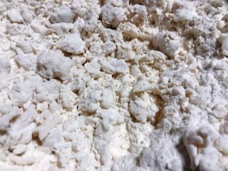 3、冬至美食+韭菜猪肉锅贴,面粉用开水烫二分之一用筷子把所有面粉搅拌成絮状晾至不烫手少添加适量清水活成面团醒至20分钟