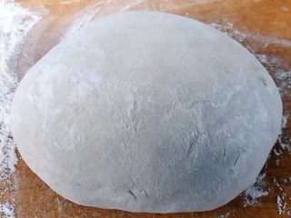 4、冬至美食+韭菜猪肉锅贴,面条醒至微软光滑即可